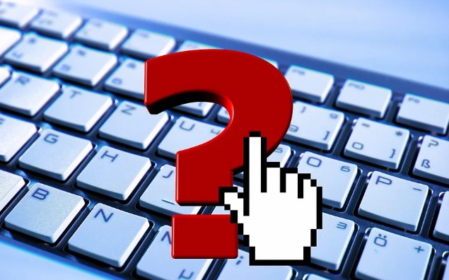 Przeciwdziałaniu wykluczeniu cyfrowemu seniorów – Jak uczelnie pomagają starszym osobom odnaleźć się w świecie technologii.