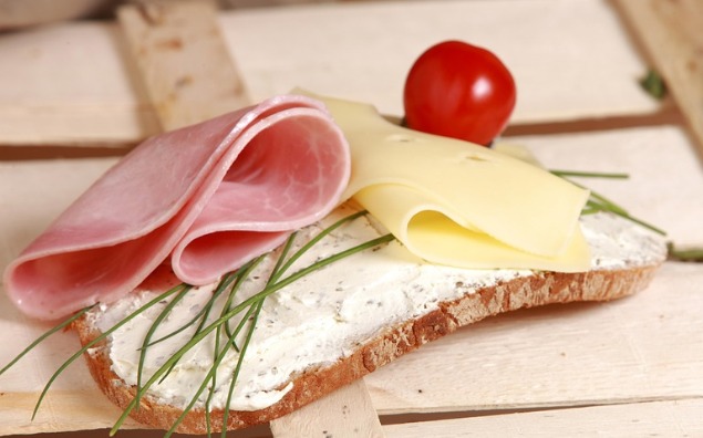 Czy catering to dobre rozwiązanie w domu opieki? Wady i zalety żywienia zewnętrznego