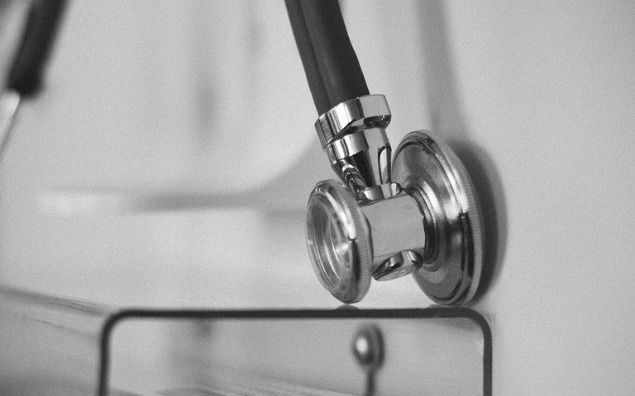 Jak skutecznie komunikować się z lekarzem prowadzącym w imieniu seniora? Poradnik dla opiekunów i rodzin