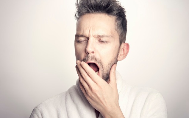 Dlaczego seniorzy częściej cierpią na bezsenność? – Przyczyny biologiczne i psychologiczne