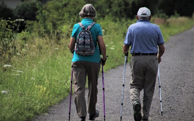 Nordic walking po 60-tce – dlaczego to idealny sport dla seniorów?