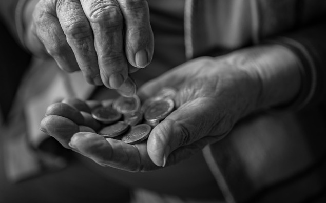 Świąteczne wydatki seniorów – wyzwania finansowe i rola wsparcia opiekuńczego