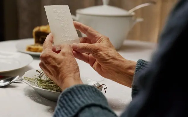 Podaruj Wigilię samotnym seniorom. Twoja darowizna pozwoli komuś w te Święta znów przełamać się opłatkiem z drugą osobą.